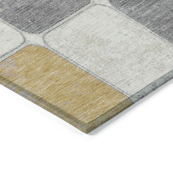 HomeRoots 5' Gold and Gray Geometric Indoor Outdoor Area Rug - Stylish, Washable, and Stain-Resistant Solution 8' Round 626938