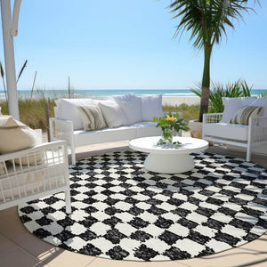 HomeRoots 5' Black and Ivory Geometric Area Rug – Durable, Washable, Perfect for Indoor and Outdoor Spaces 8' Round 627190
