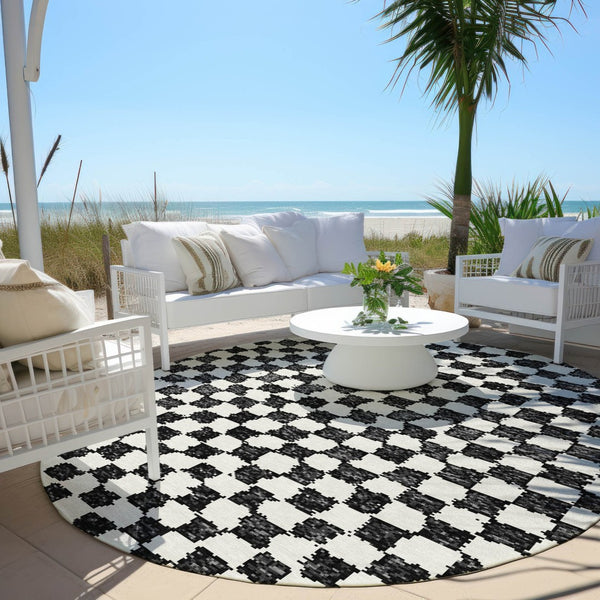 HomeRoots 5' Black and Ivory Geometric Area Rug – Durable, Washable, Perfect for Indoor and Outdoor Spaces 8' Round 627190