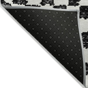 HomeRoots 5' Black and Ivory Geometric Area Rug – Durable, Washable, Perfect for Indoor and Outdoor Spaces 8' Round 627190