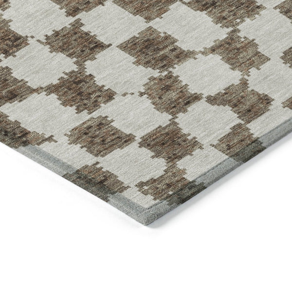 HomeRoots 5' Brown and Ivory Geometric Indoor Outdoor Area Rug - Stylish, Washable, and Durable for All Spaces 8' Round 627196