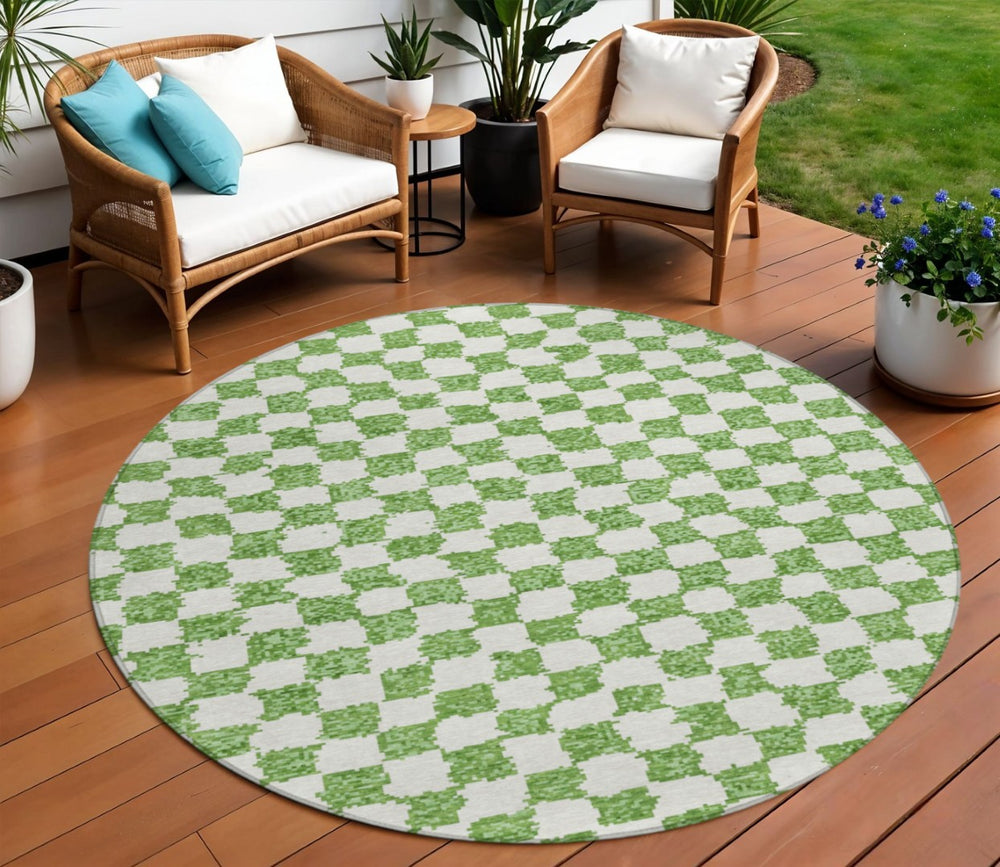 HomeRoots 5' Green and Ivory Geometric Area Rug - Stylish, Washable, Durable for Indoor and Outdoor Spaces 8' Round 627202
