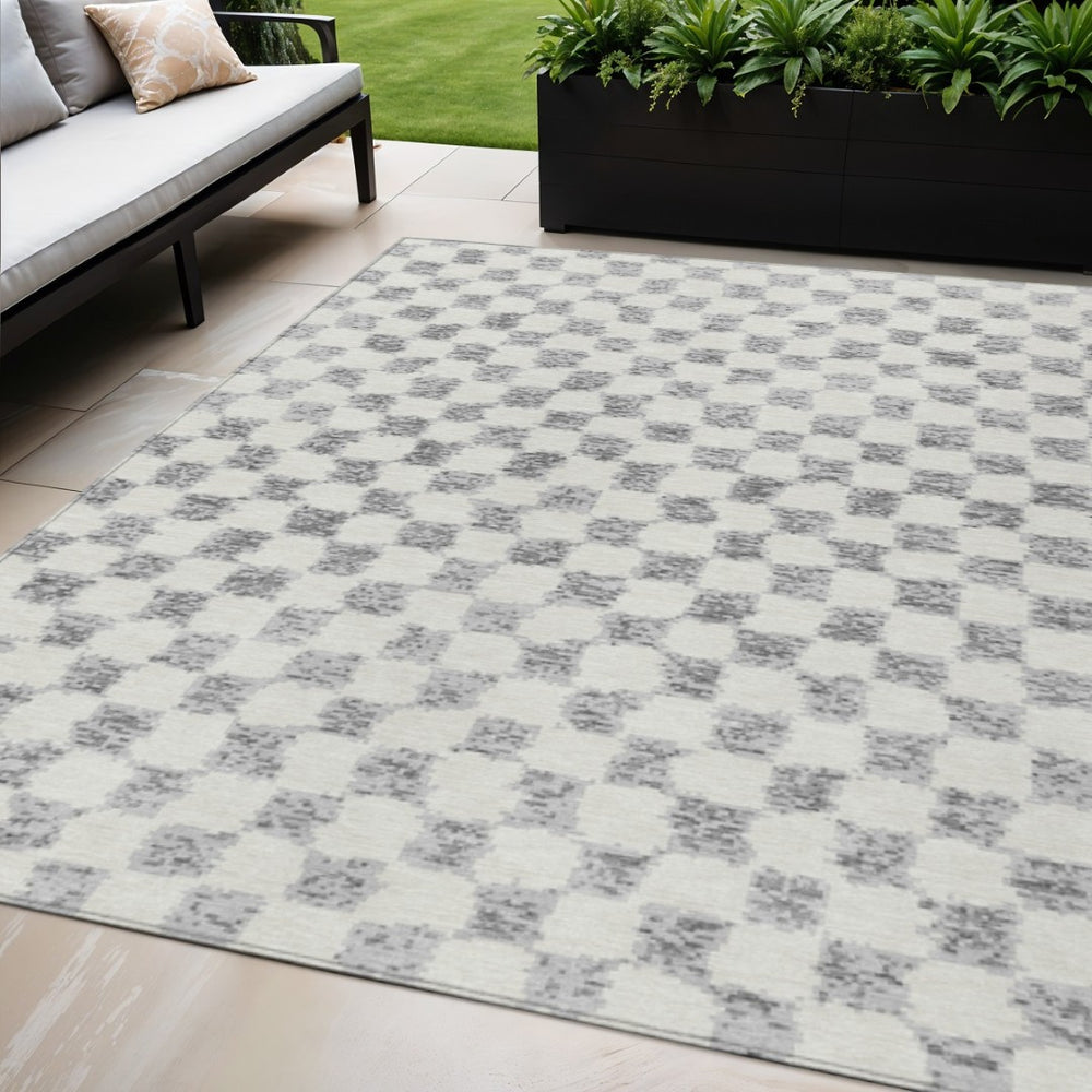 HomeRoots 5' Gray and Ivory Geometric Area Rug - Stylish, Washable, Durable for Indoor and Outdoor Spaces 5' X 8' 627207