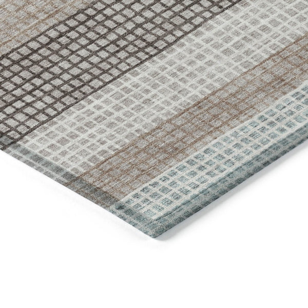 HomeRoots 5' Taupe and Ivory Striped Area Rug - Stylish, Durable, and Washable for Indoor or Outdoor Use 8' Round 628892