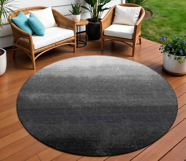 HomeRoots 5' Gray and Silver Ombre Area Rug - Modern, Washable, Stain-Resistant Design for Indoor & Outdoor Use 8' Round 629024