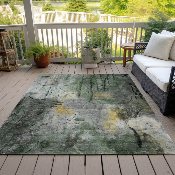 HomeRoots 5' Modern Pewter and Gold Abstract Area Rug - Washable Indoor/Outdoor Design for Versatile Spaces 629732