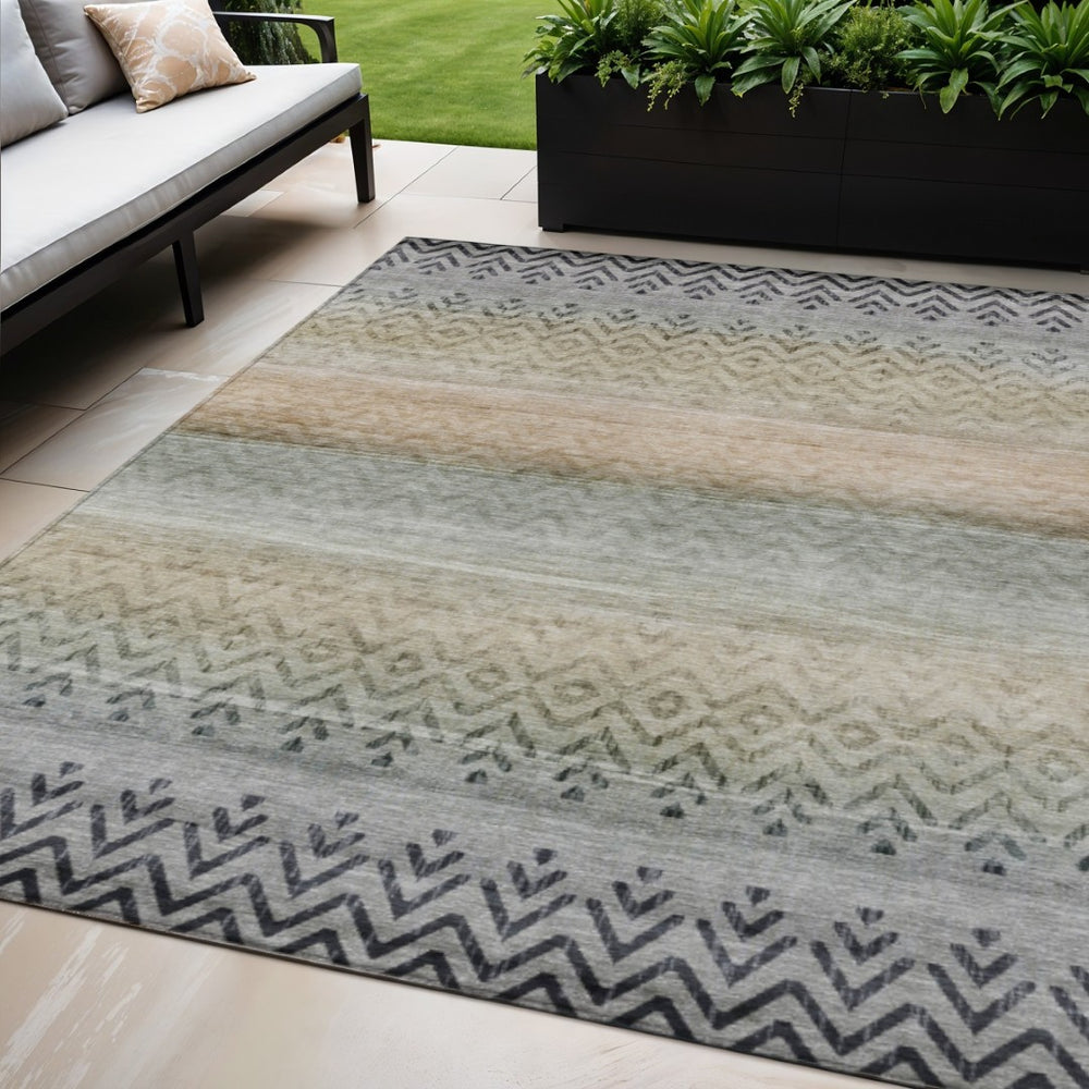HomeRoots 5' Gray and Copper Geometric Area Rug – Washable, Durable Design for Indoor and Outdoor Spaces 630046