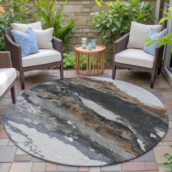 HomeRoots 8' Gray and Silver Round Abstract Rug - Stylish, Washable Indoor/Outdoor Area Rug for High-Traffic Use 630347