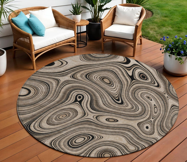 HomeRoots 5' Beige and Charcoal Geometric Washable Area Rug for Indoor and Outdoor High-Traffic Use 8' Round 631367
