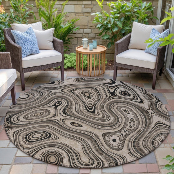 HomeRoots 5' Beige and Charcoal Geometric Washable Area Rug for Indoor and Outdoor High-Traffic Use 8' Round 631367