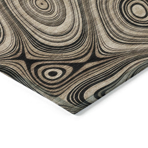 HomeRoots 5' Beige and Charcoal Geometric Washable Area Rug for Indoor and Outdoor High-Traffic Use 8' Round 631367