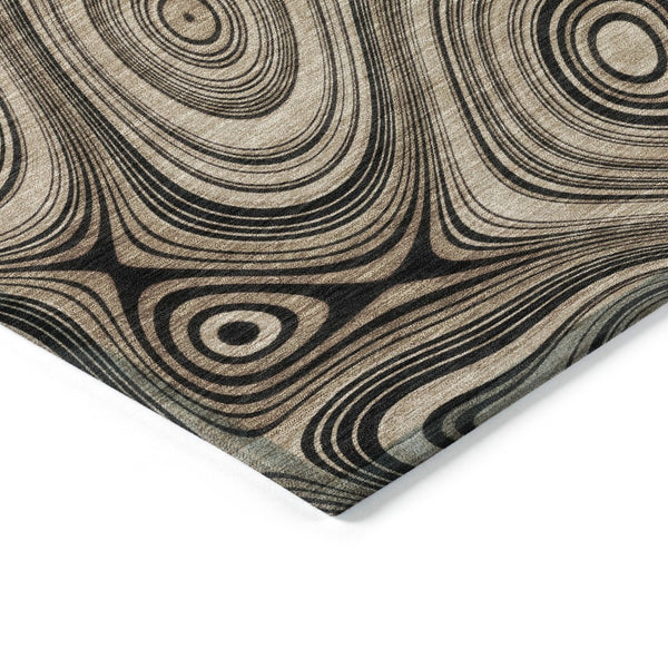 HomeRoots 5' Beige and Charcoal Geometric Washable Area Rug for Indoor and Outdoor High-Traffic Use 8' Round 631367
