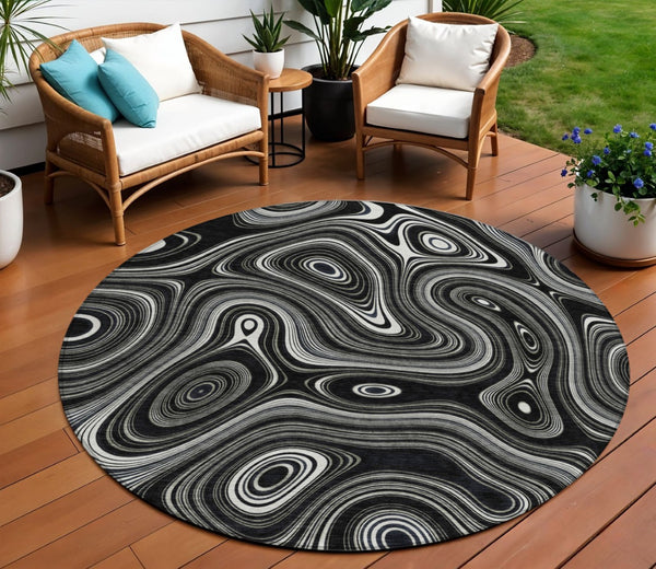 HomeRoots 5' Modern Black and Ivory Geometric Washable Area Rug for Indoor and Outdoor High-Traffic Spaces 8' Round 631373