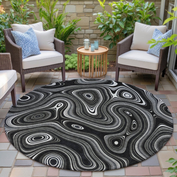 HomeRoots 5' Modern Black and Ivory Geometric Washable Area Rug for Indoor and Outdoor High-Traffic Spaces 8' Round 631373