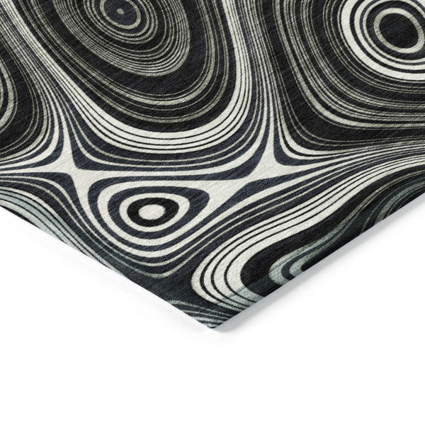 HomeRoots 5' Modern Black and Ivory Geometric Washable Area Rug for Indoor and Outdoor High-Traffic Spaces 8' Round 631373