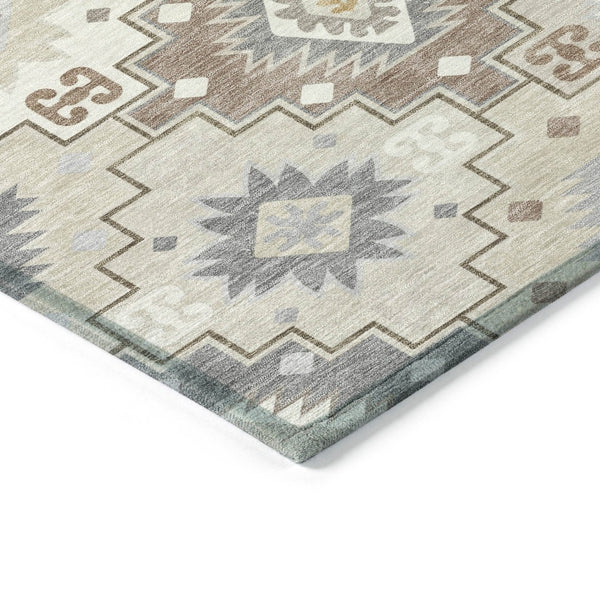HomeRoots 5' Southwestern-Inspired Washable Area Rug in Ivory, Gold & Gray for Indoor/Outdoor Elegance 8' Round 632271