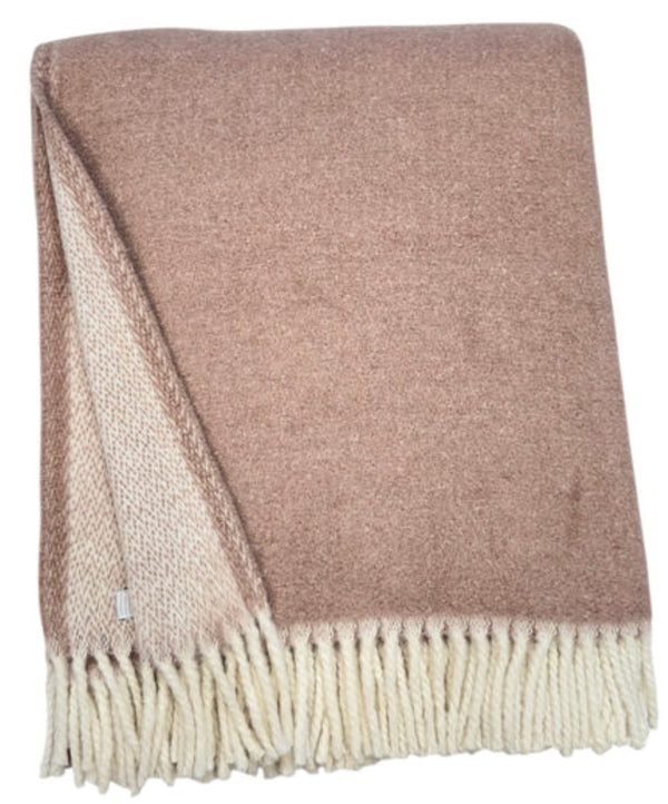 HomeRoots 55" Dusty Rose & White Chevron Plush Throw Blanket – Cozy Cotton Blend with Fringe for All Seasons 633078