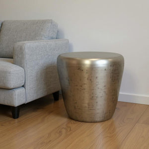 HomeRoots 22" Stylish Silver Metal Round End Table - Modern Industrial Design for Small Spaces & Versatile Use 636110