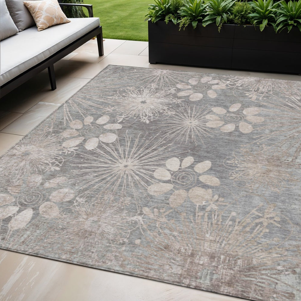 HomeRoots 5' Gray and Silver Floral Area Rug - Durable, Washable Indoor/Outdoor Accent for High-Traffic Spaces 639330