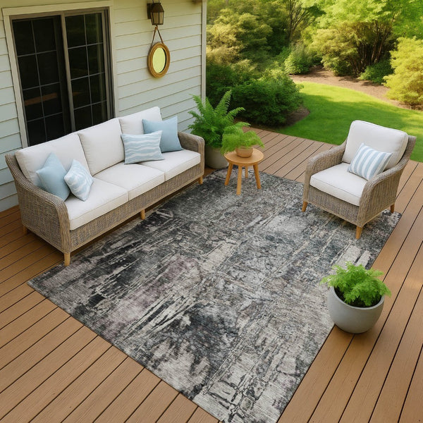 HomeRoots 5' Modern Gray & Silver Abstract Washable Area Rug - Durable, Stylish, Indoor/Outdoor Decor Solution 639744