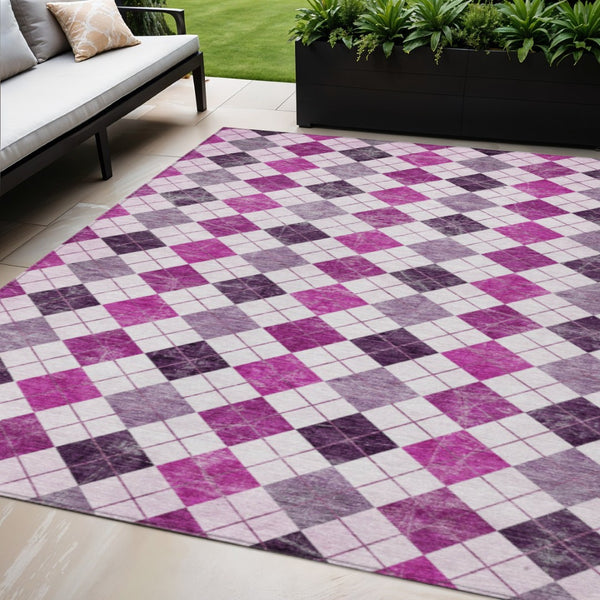 HomeRoots 5' Blush and Ivory Geometric Area Rug - Stylish, Washable Design for Indoor and Outdoor Spaces 639756