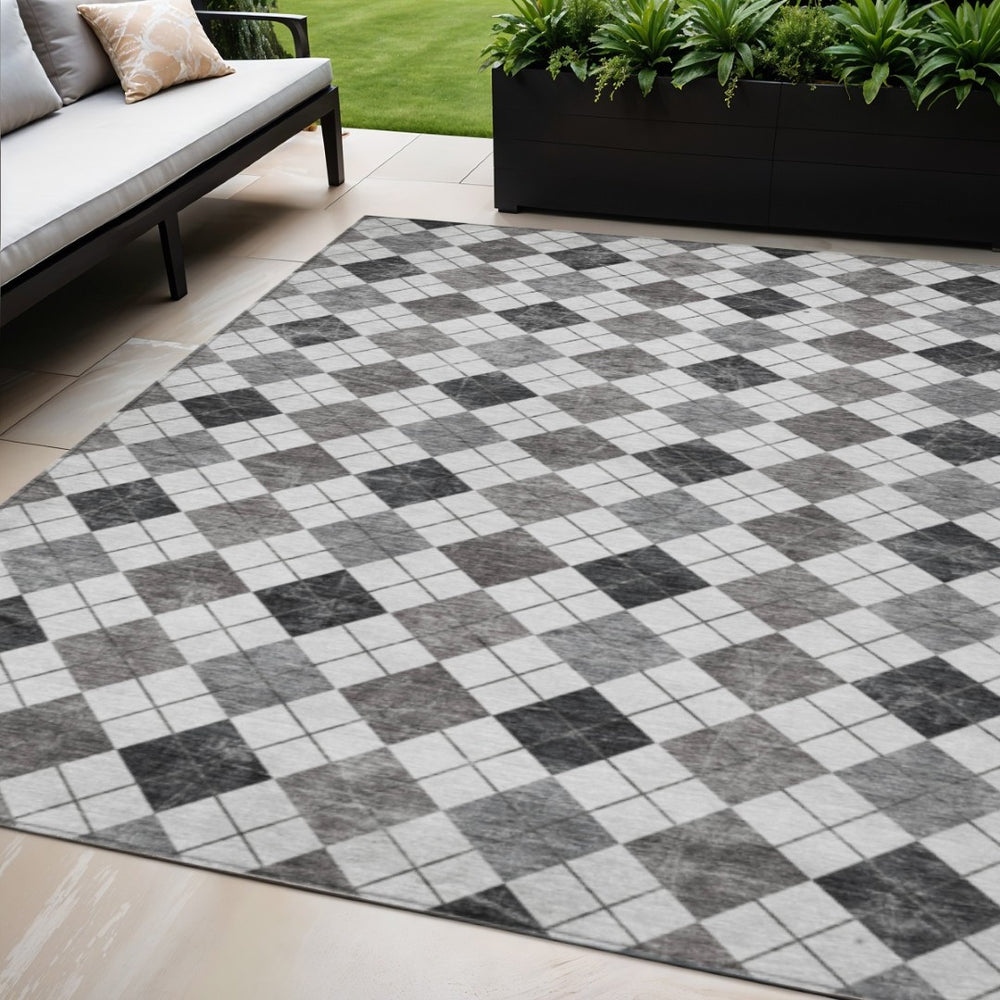HomeRoots 5' Gray and Ivory Geometric Area Rug - Washable, Durable, Indoor/Outdoor Versatile Design for Any Space 639768