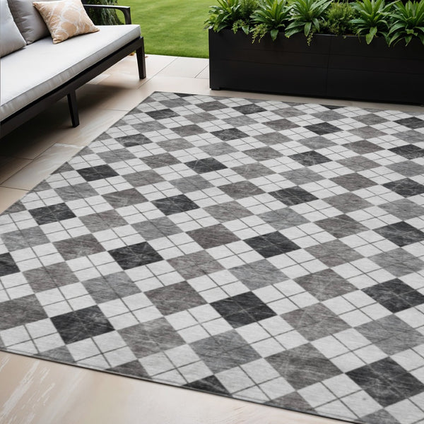 HomeRoots 5' Gray and Ivory Geometric Area Rug - Washable, Durable, Indoor/Outdoor Versatile Design for Any Space 639768