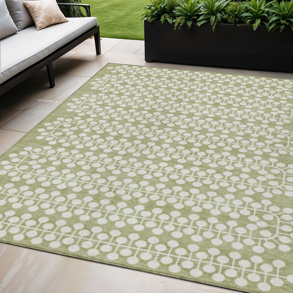 HomeRoots 5' Geometric Artichoke Green & Ivory Washable Area Rug for Indoor/Outdoor Use – Durable, Stylish, Easy Care 640278