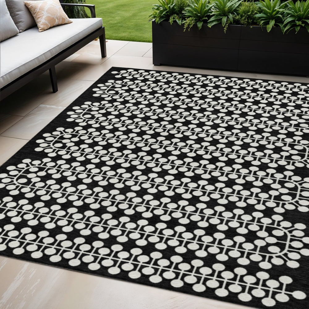 HomeRoots 5' Black and Ivory Geometric Area Rug – Stylish, Durable, Washable for Indoor & Outdoor Use! 640290
