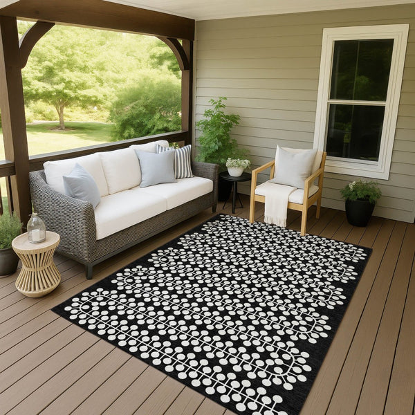 HomeRoots 5' Black and Ivory Geometric Area Rug – Stylish, Durable, Washable for Indoor & Outdoor Use! 640290