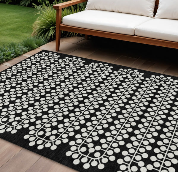 HomeRoots 9' X 12' Black and Ivory Geometric Indoor Outdoor Area Rug - Washable, Durable, Stylish for Homes 640293
