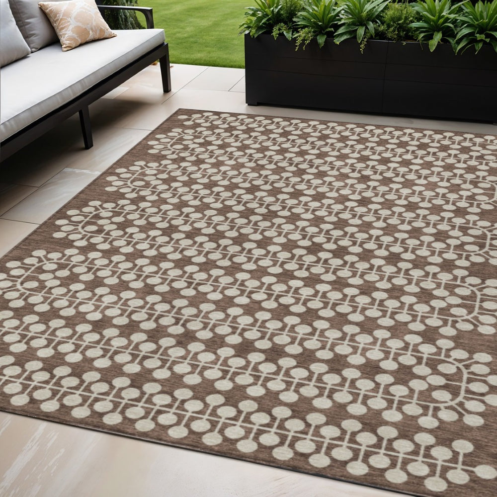 HomeRoots 5' Stylish Brown & Ivory Geometric Washable Area Rug for Indoor/Outdoor Use - Durable & Easy Care 640296