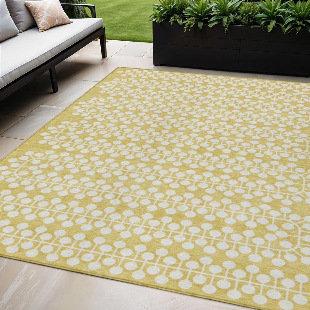 HomeRoots 5' Modern Gold and Ivory Geometric Area Rug – Stylish, Washable, Indoor/Outdoor, Stain-Resistant! 640302