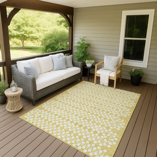 HomeRoots 5' Modern Gold and Ivory Geometric Area Rug – Stylish, Washable, Indoor/Outdoor, Stain-Resistant! 640302
