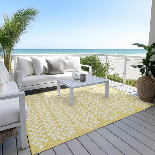 HomeRoots 5' Modern Gold and Ivory Geometric Area Rug – Stylish, Washable, Indoor/Outdoor, Stain-Resistant! 640302
