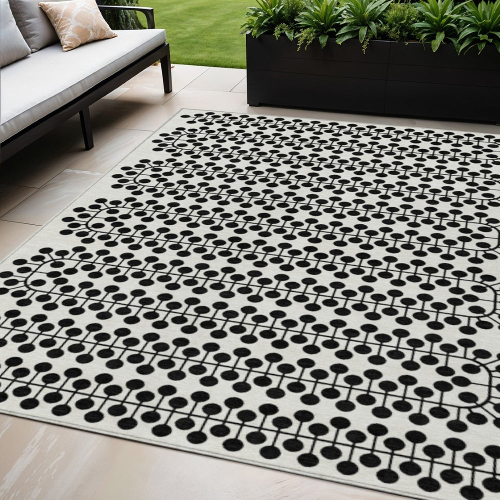 HomeRoots 5' Modern Ivory and Black Geometric Area Rug - Washable, Durable, Indoor/Outdoor, Kid & Pet Friendly! 640315
