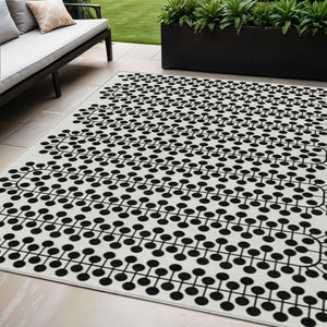 HomeRoots 5' Modern Ivory and Black Geometric Area Rug - Washable, Durable, Indoor/Outdoor, Kid & Pet Friendly! 640315