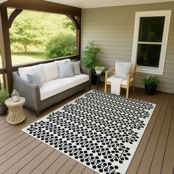 HomeRoots 5' Modern Ivory and Black Geometric Area Rug - Washable, Durable, Indoor/Outdoor, Kid & Pet Friendly! 640315