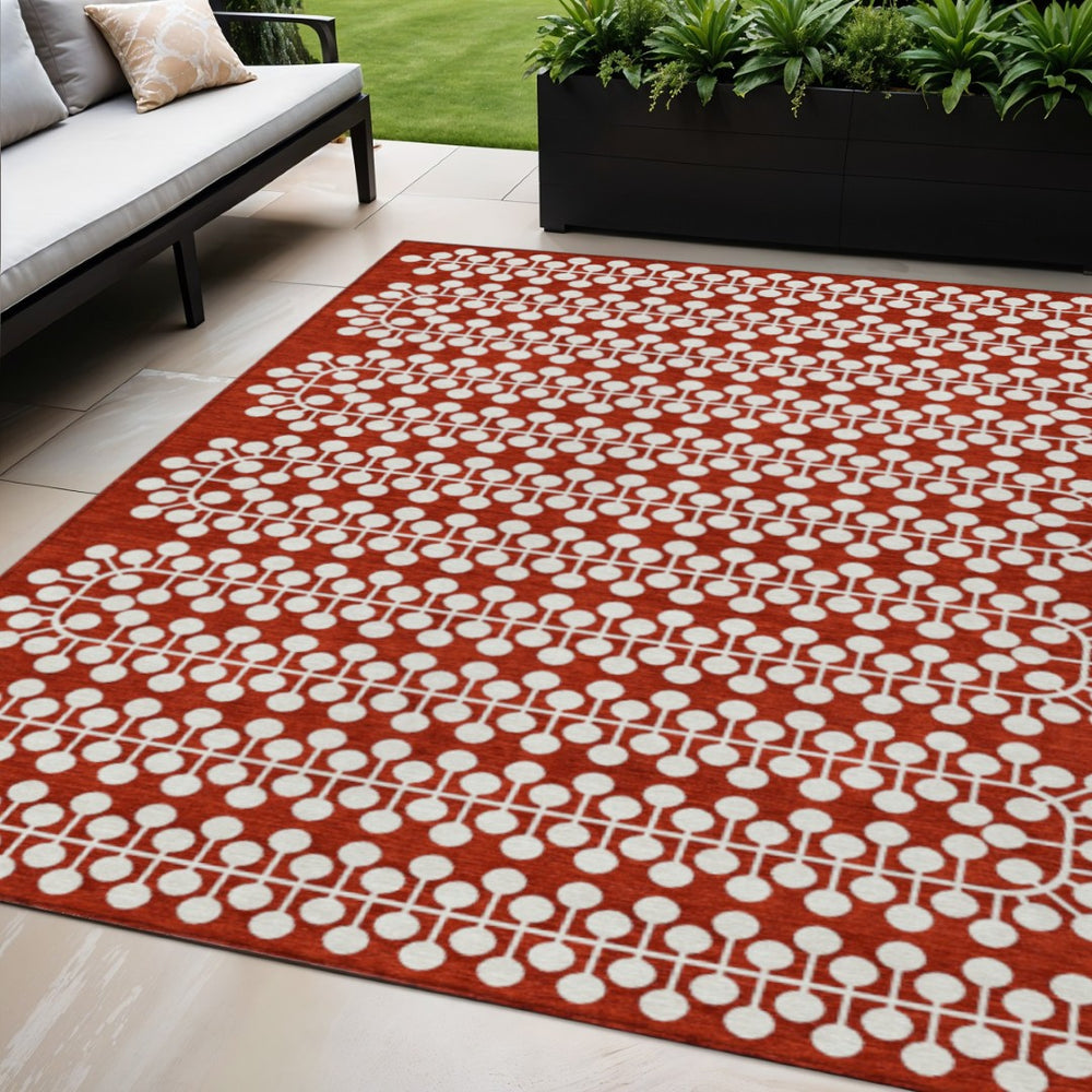 HomeRoots 5' Stylish Red and Ivory Geometric Washable Indoor-Outdoor Area Rug for Versatile Home Décor 640344