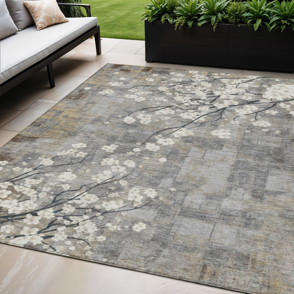 HomeRoots 5' Stylish Gray Ivory and Silver Floral Washable Area Rug for Indoor and Outdoor Elegance 640380