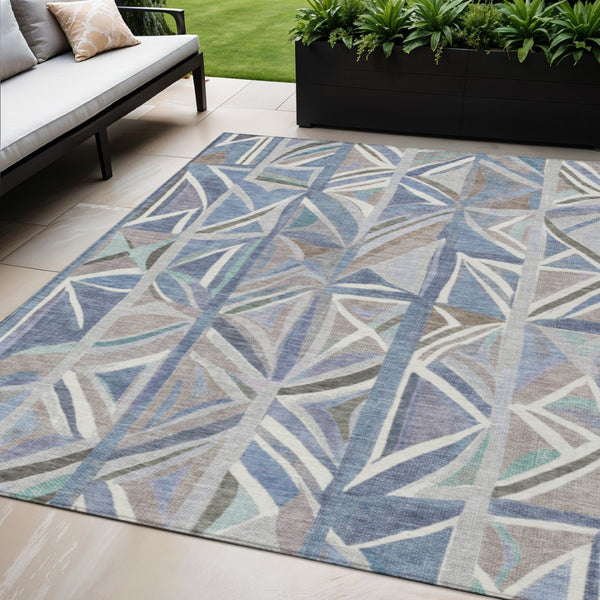 HomeRoots 5' Stylish Denim Blue & Ivory Geometric Washable Area Rug for Indoor/Outdoor High-Traffic Areas 640539