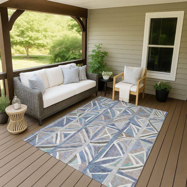 HomeRoots 5' Stylish Denim Blue & Ivory Geometric Washable Area Rug for Indoor/Outdoor High-Traffic Areas 640539