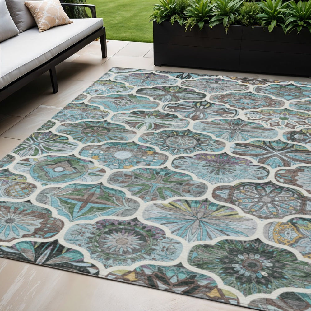 HomeRoots 5' Teal Blue & Ivory Quatrefoil Washable Area Rug - Durable, Versatile Design for Indoor/Outdoor Use 640671