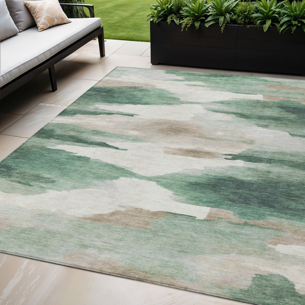 HomeRoots 5' Stylish Green and Ivory Abstract Area Rug – Washable, Durable, Indoor/Outdoor Versatility for Homes 640787