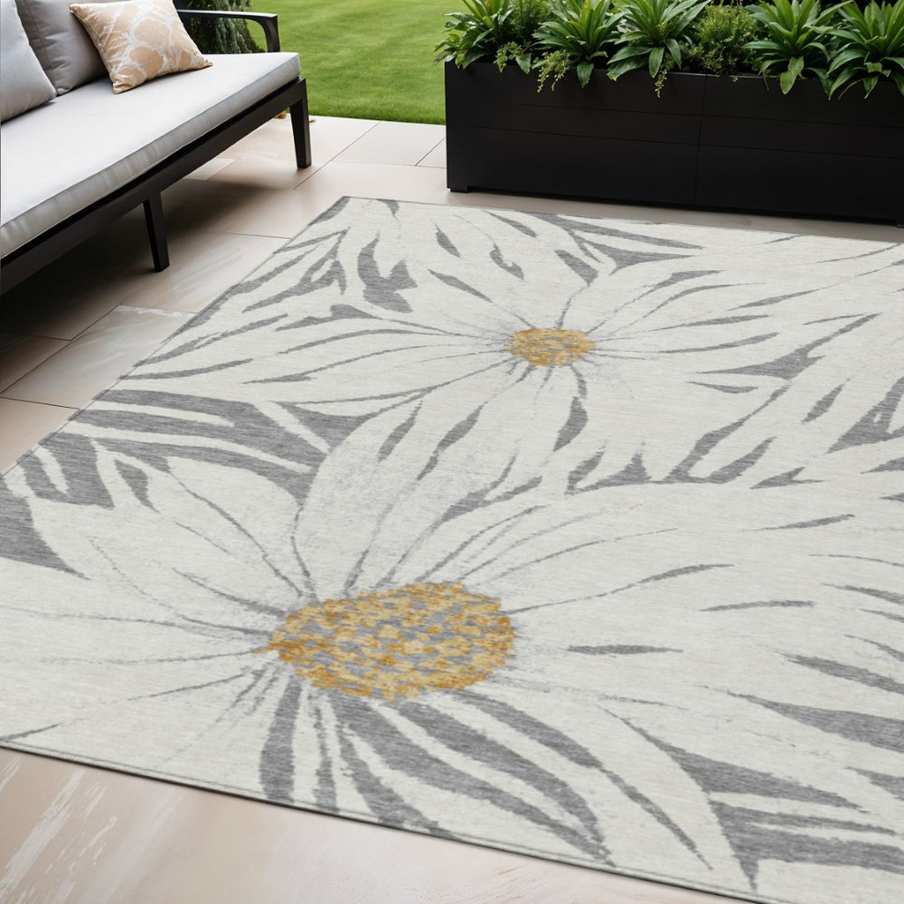 HomeRoots 5' Gray, Ivory & Gold Floral Washable Area Rug - Durable Indoor/Outdoor Design for Easy Care & Style 641121