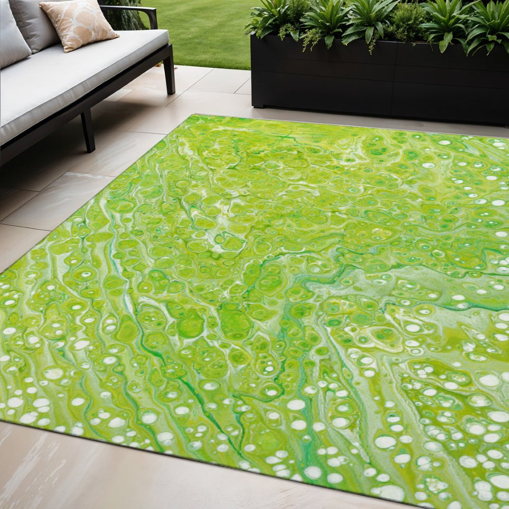 HomeRoots 5' Shamrock Green & Ivory Abstract Area Rug – Durable, Washable for Indoor/Outdoor Spaces, Stylish Design! 642825