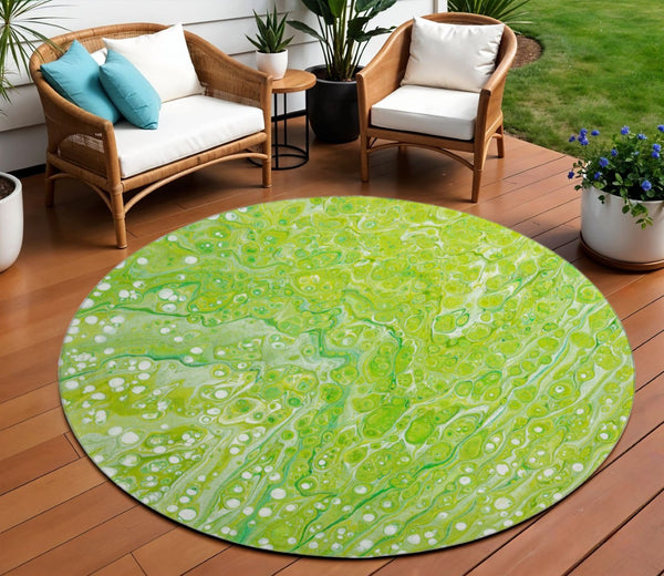 HomeRoots 8' Shamrock Green Round Area Rug - Stylish Abstract Design, Washable & Durable for Indoor/Outdoor Use 642826