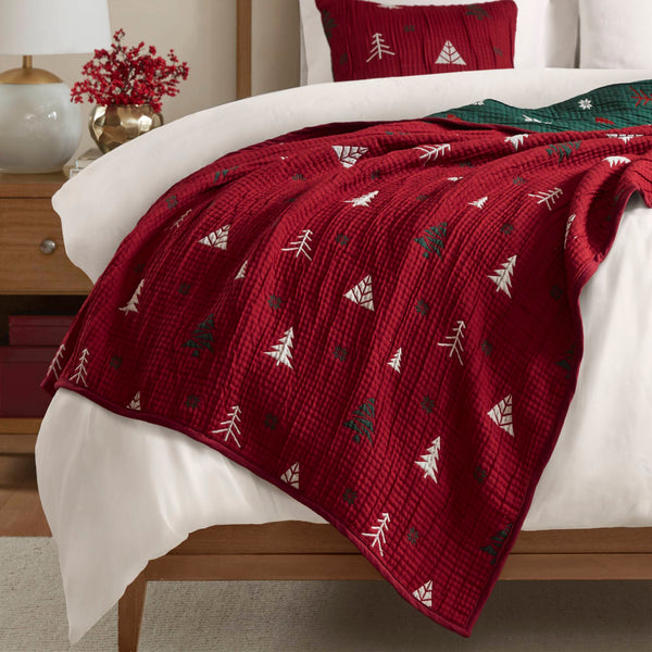 English Elm Winter 50x60" Throw Set Red — Matelassé Cozy Throw & 16" Decorative Pillow, Soft Polyester Blend B035P381284