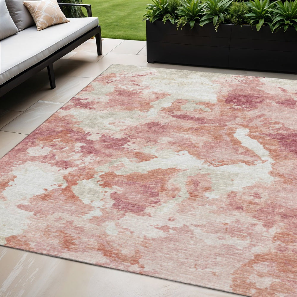 HomeRoots 5' Contemporary Pink & Ivory Abstract Washable Area Rug for Indoor & Outdoor Spaces – Durable & Stylish! 643602