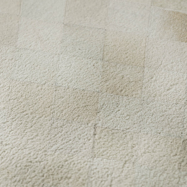 HomeRoots 8' Ivory and Gray Geometric Round Rug - UV Protected, Washable, Durable, Perfect for Busy Homes! 644643
